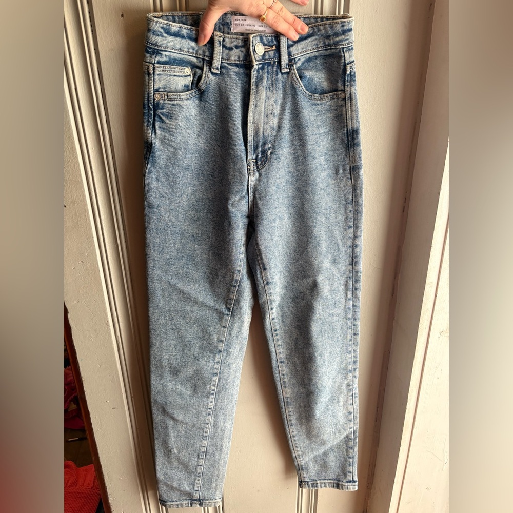 Stradivarius Women’s Size 0 Denim MOM Jeans in Light Acid Wash Blue